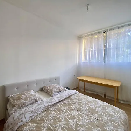Juste A Cote De La Gare De Apartmán *